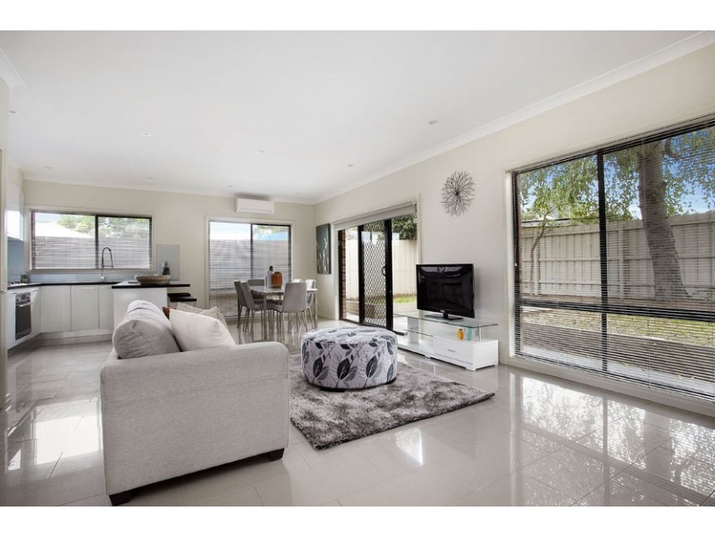 2/24 Mountfield Road, Mitcham VIC 3132