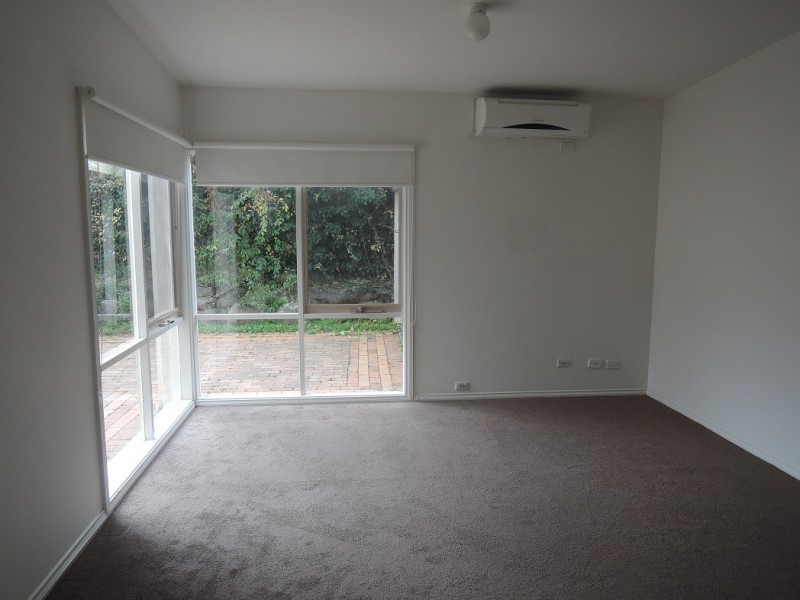 1/3 Calvin Crescent, Doncaster East VIC 3109