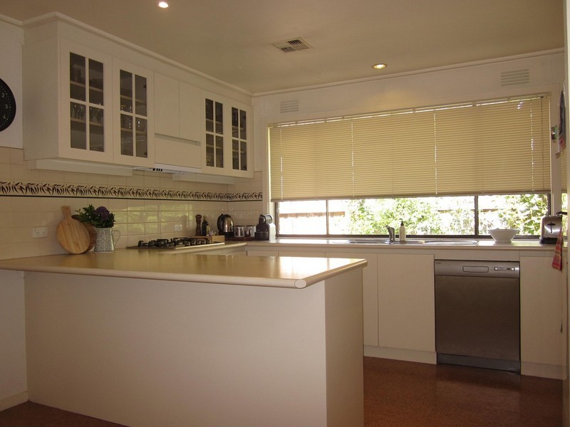 10 Scenic Rise, Doncaster VIC 3108