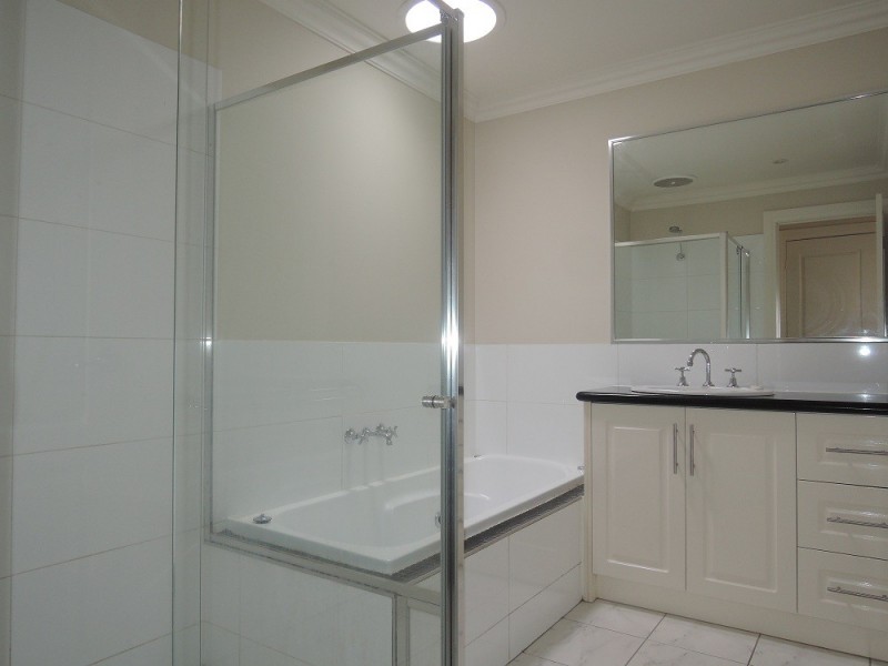 2/5 Olron Rise, Doncaster East VIC 3109