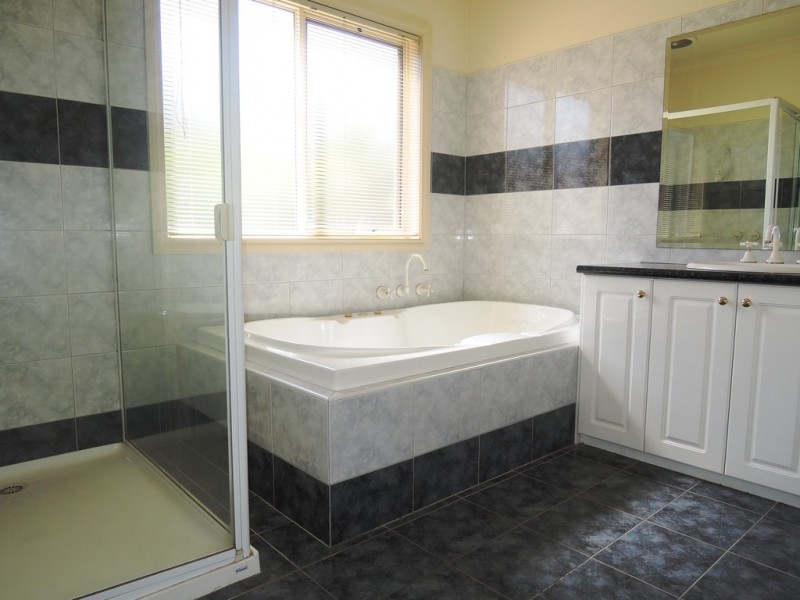 8 Park Hill Way, Doncaster VIC 3108