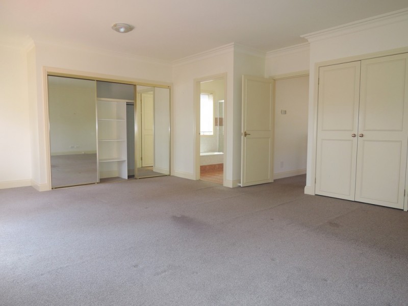 8 Park Hill Way, Doncaster VIC 3108