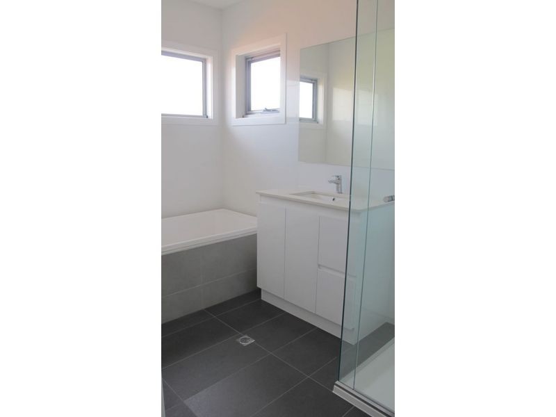 2/10 Richards Court, Brooklyn VIC 3012