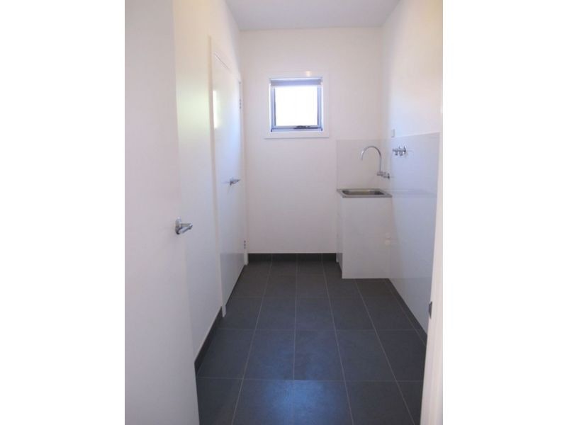 2/10 Richards Court, Brooklyn VIC 3012