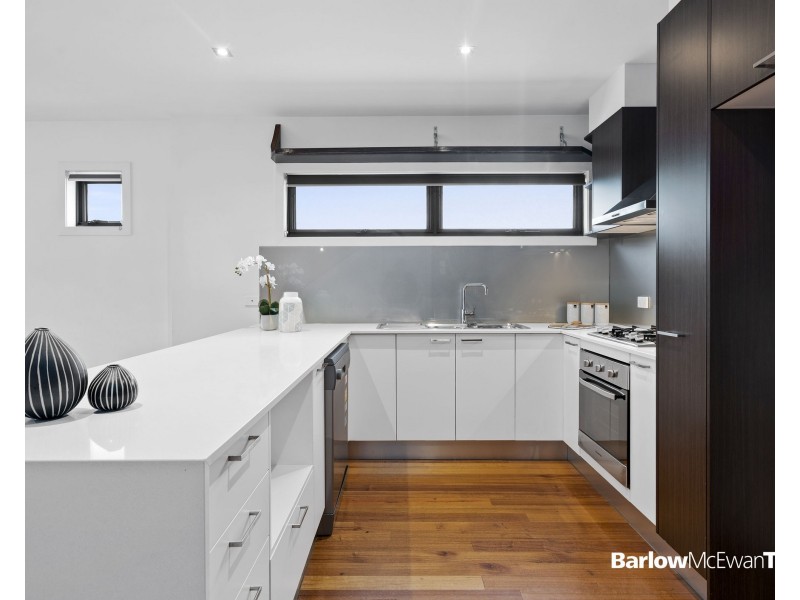 2/10 Laurie Street, Newport VIC 3015