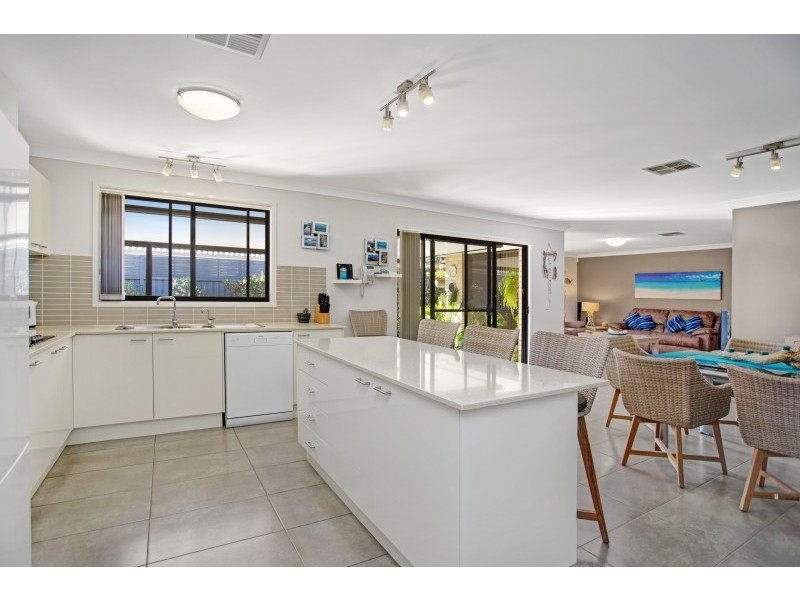 20 Brittania Drive, Tanilba Bay NSW 2319