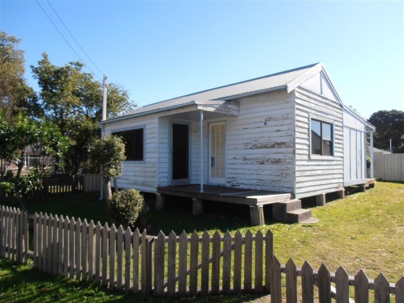 4 Meredith Avenue, Lemon Tree Passage NSW 2319