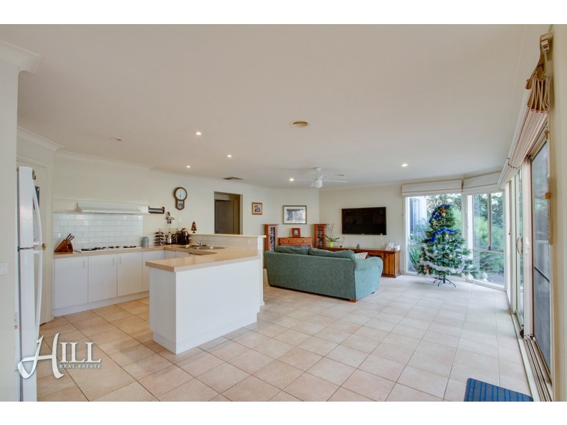 8 Glenwood Grove, Knoxfield VIC 3180