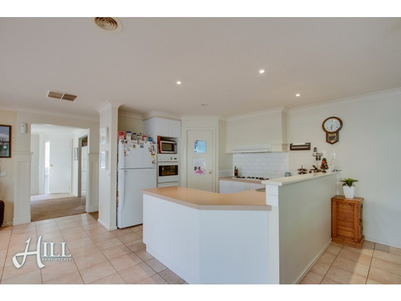 8 Glenwood Grove, Knoxfield VIC 3180