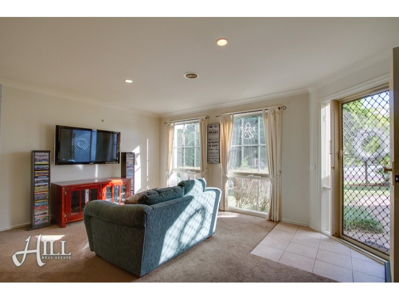 8 Glenwood Grove, Knoxfield VIC 3180