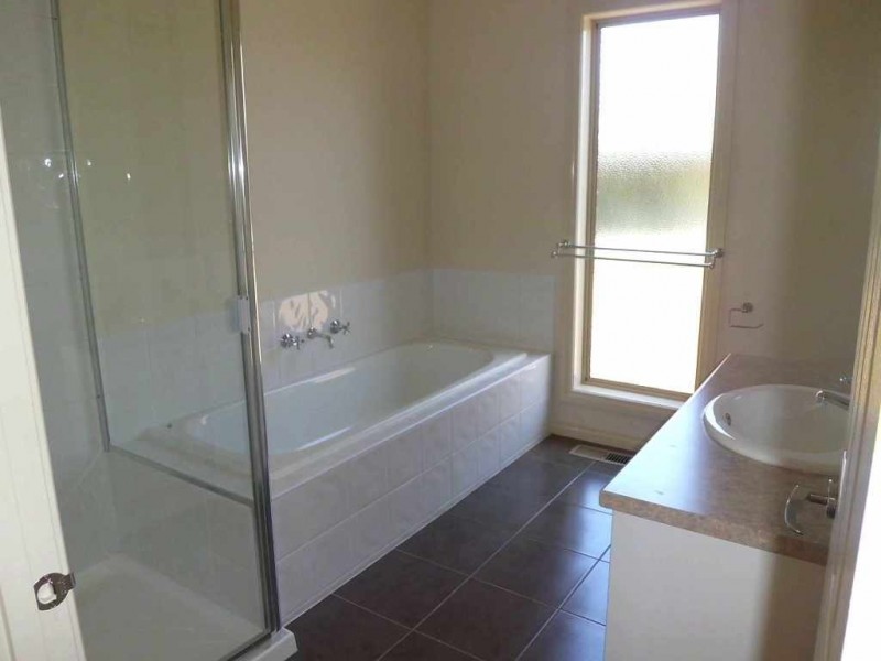 2 Loch Street, Ferntree Gully VIC 3156