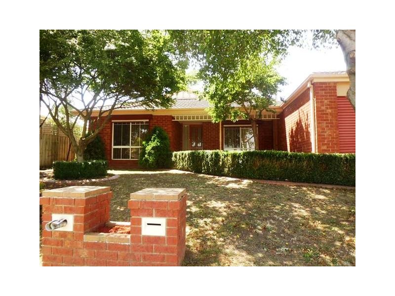 21 Claremont Glen, Berwick VIC 3806