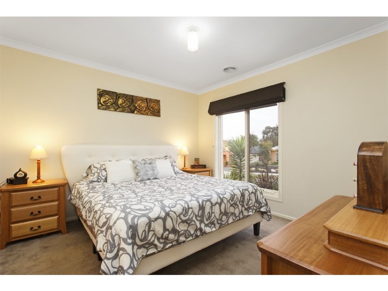 8 Riparian Way, Ferntree Gully VIC 3156