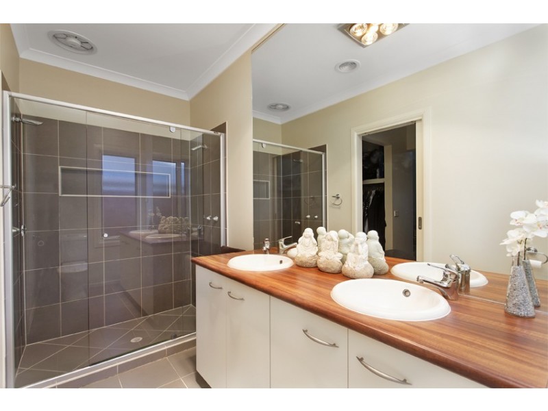 8 Riparian Way, Ferntree Gully VIC 3156
