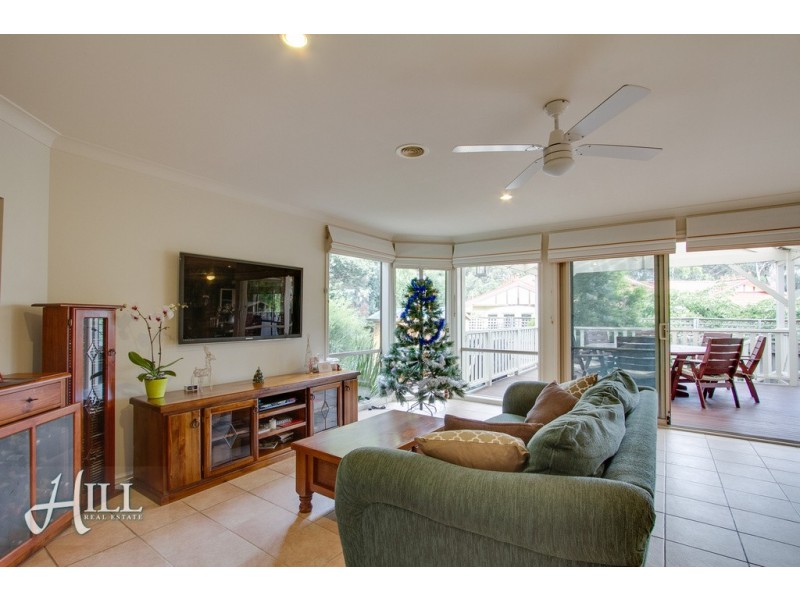 8 Glenwood Grove, Knoxfield VIC 3180