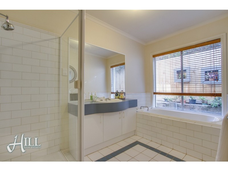 8 Glenwood Grove, Knoxfield VIC 3180