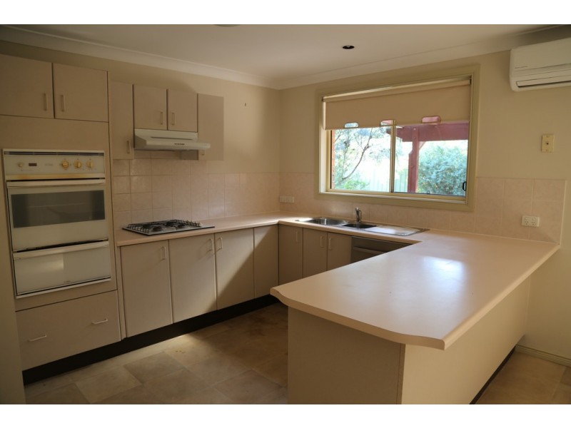 11 MacKenzie Ave, Glenmore Park NSW 2745