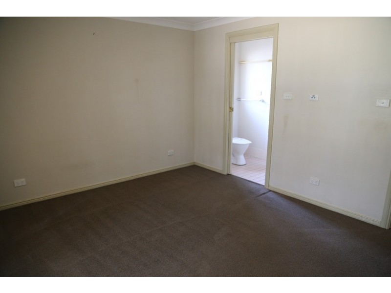 11 MacKenzie Ave, Glenmore Park NSW 2745