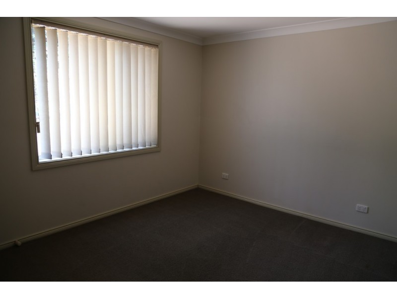 11 MacKenzie Ave, Glenmore Park NSW 2745