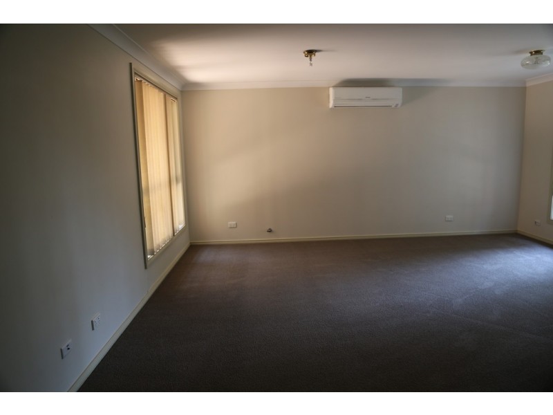 11 MacKenzie Ave, Glenmore Park NSW 2745