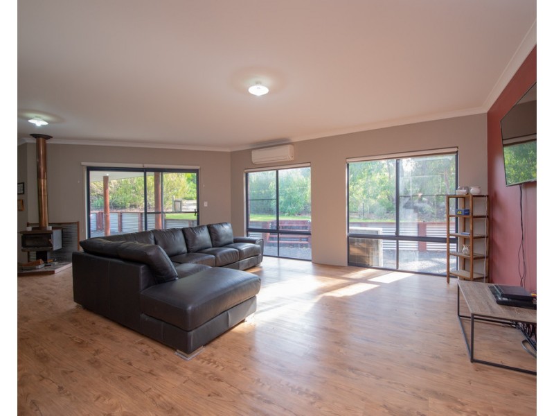 23 Cockatoo Drive, Nannup WA 6275