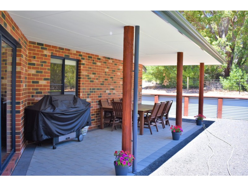 4 Cockatoo Drive, Nannup WA 6275