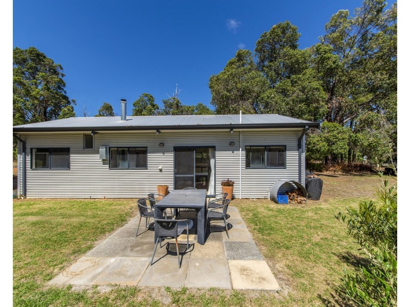 11 East Nannup Rd, Nannup WA 6275