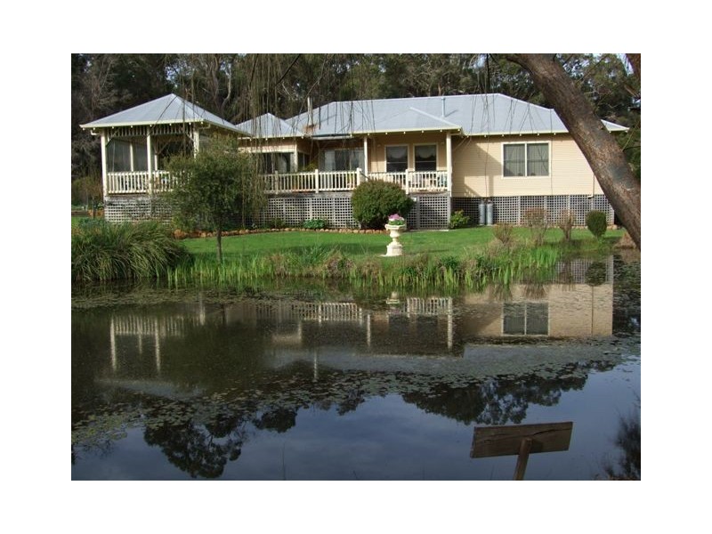 5 Roberts Rd, Nannup WA 6275