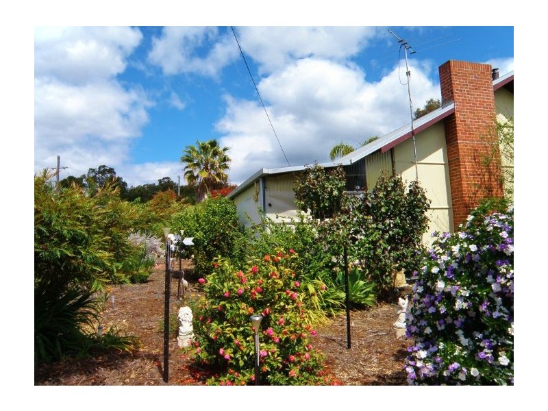 24 Carey St, Nannup WA 6275