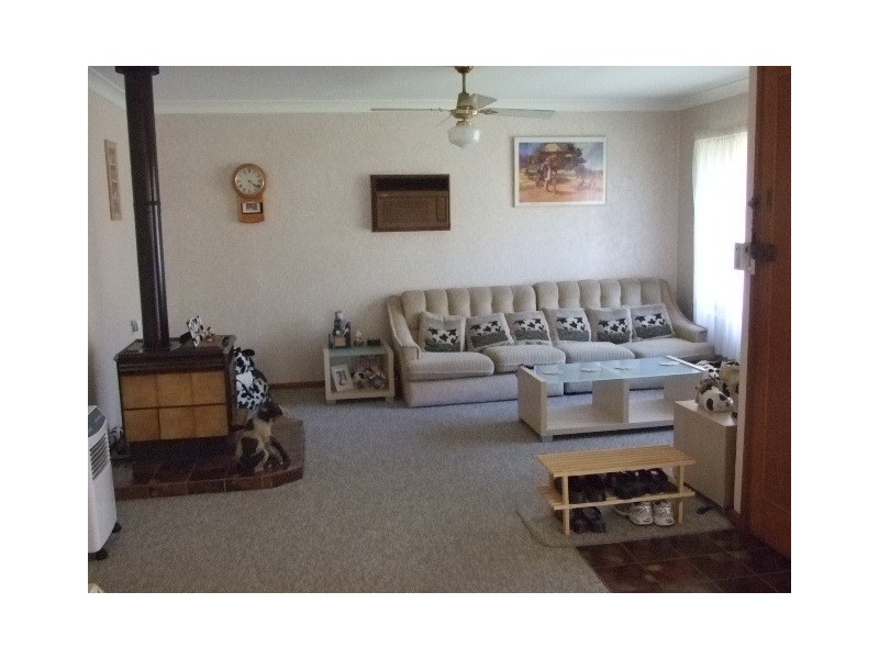 10 Tahiti Ave, Lethbridge Park NSW 2770