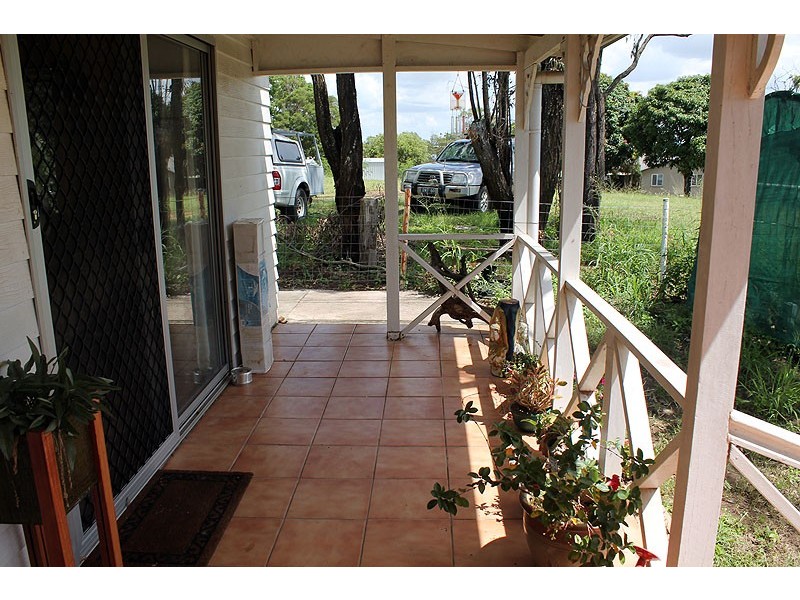 9 Gladstone Street, Mount Larcom QLD 4695