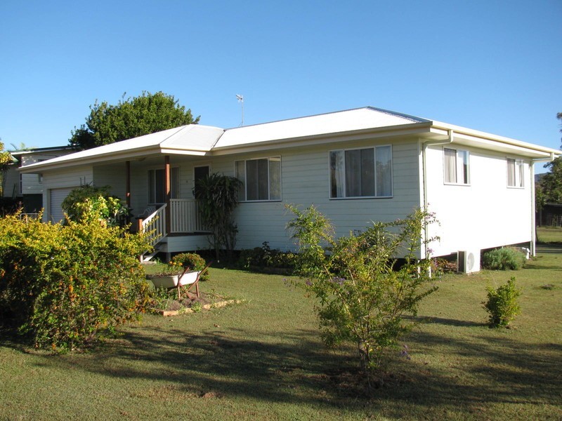 12 Hickman Street, Bororen QLD 4678