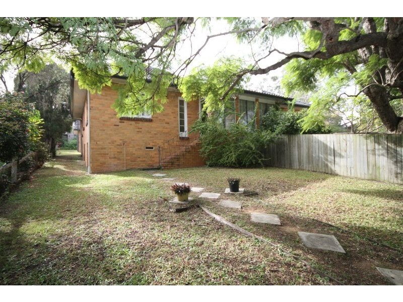 2/70 Newbolt Street, Holland Park QLD 4121