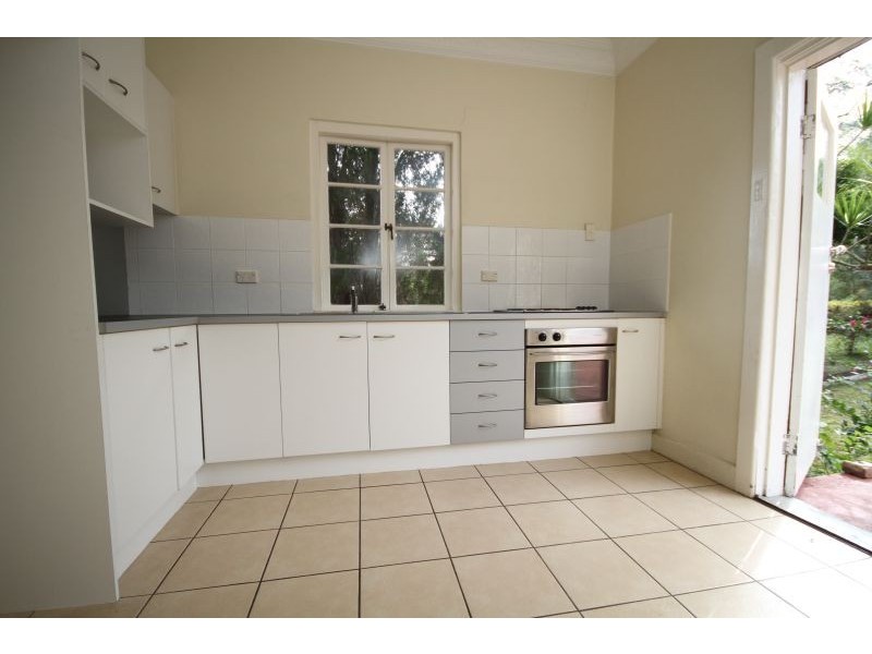 2/70 Newbolt Street, Holland Park QLD 4121