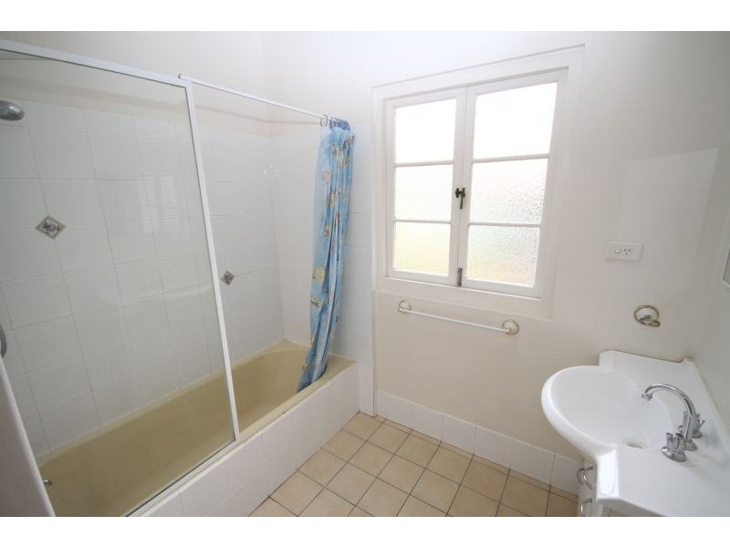 2/70 Newbolt Street, Holland Park QLD 4121