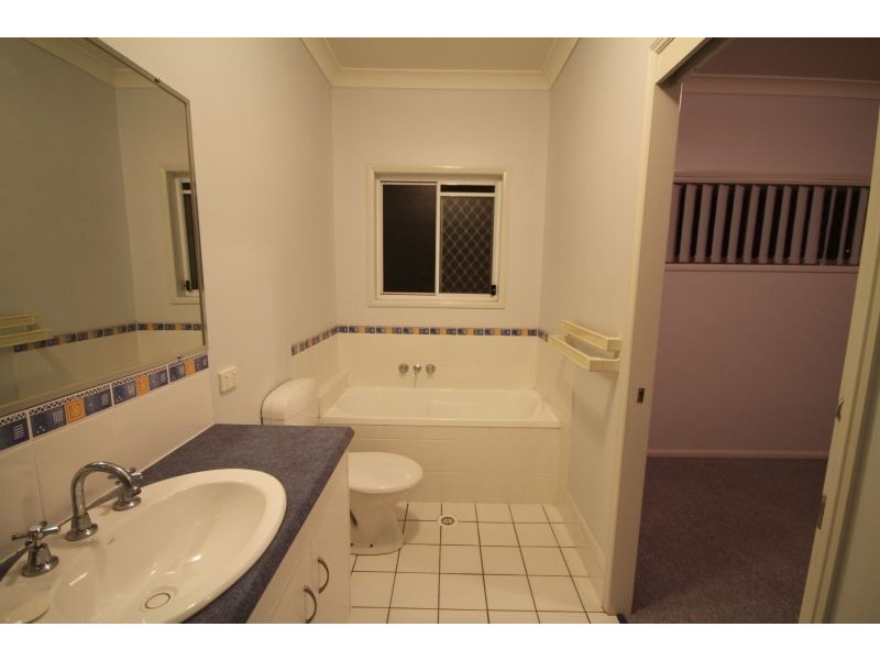 4 Brossard Court, Mansfield QLD 4122