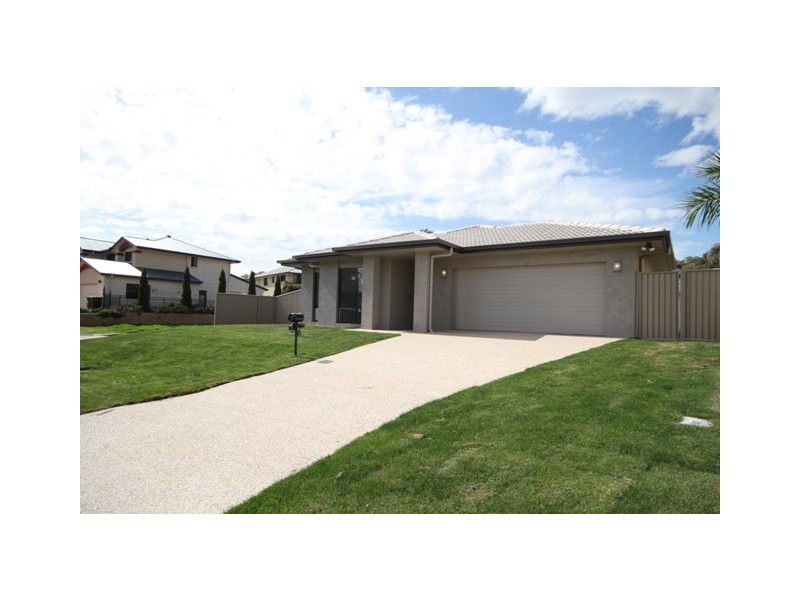 1 Sandalwood Close, Mackenzie QLD 4156