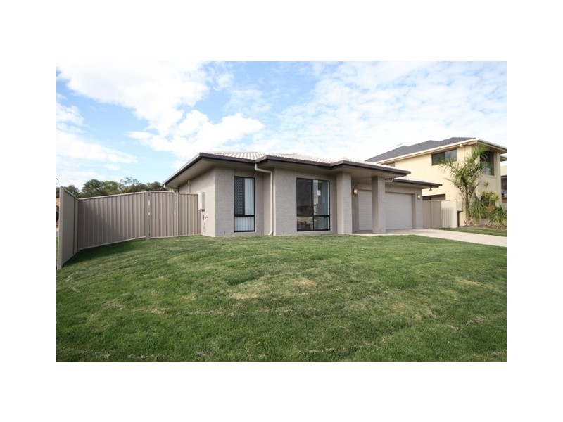 1 Sandalwood Close, Mackenzie QLD 4156