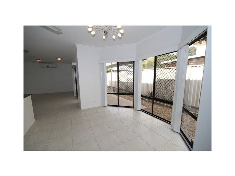 1 Sandalwood Close, Mackenzie QLD 4156