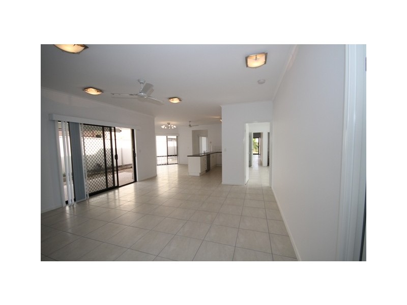 1 Sandalwood Close, Mackenzie QLD 4156