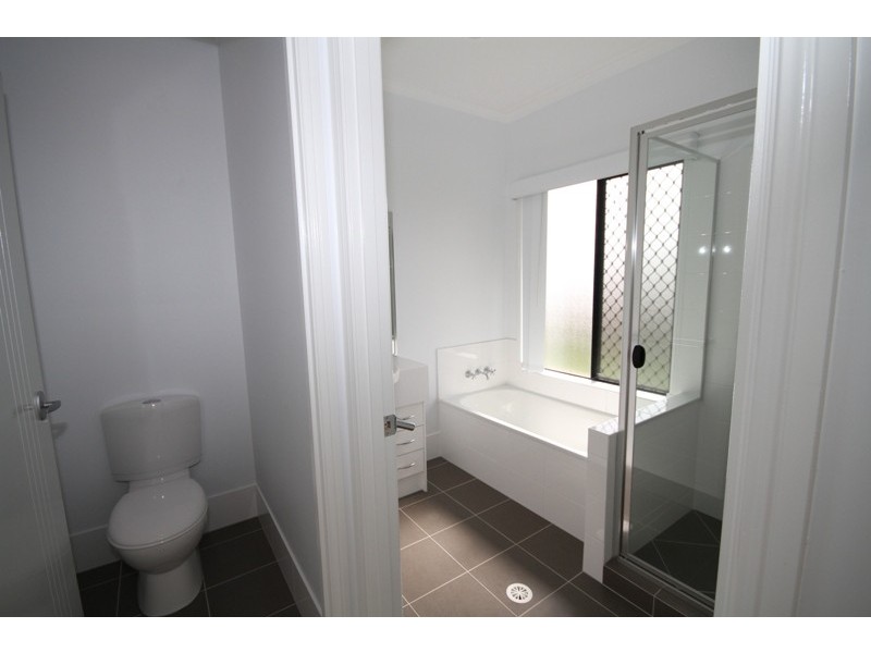 1 Sandalwood Close, Mackenzie QLD 4156