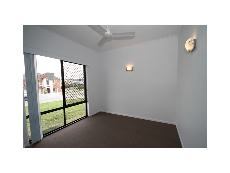 1 Sandalwood Close, Mackenzie QLD 4156