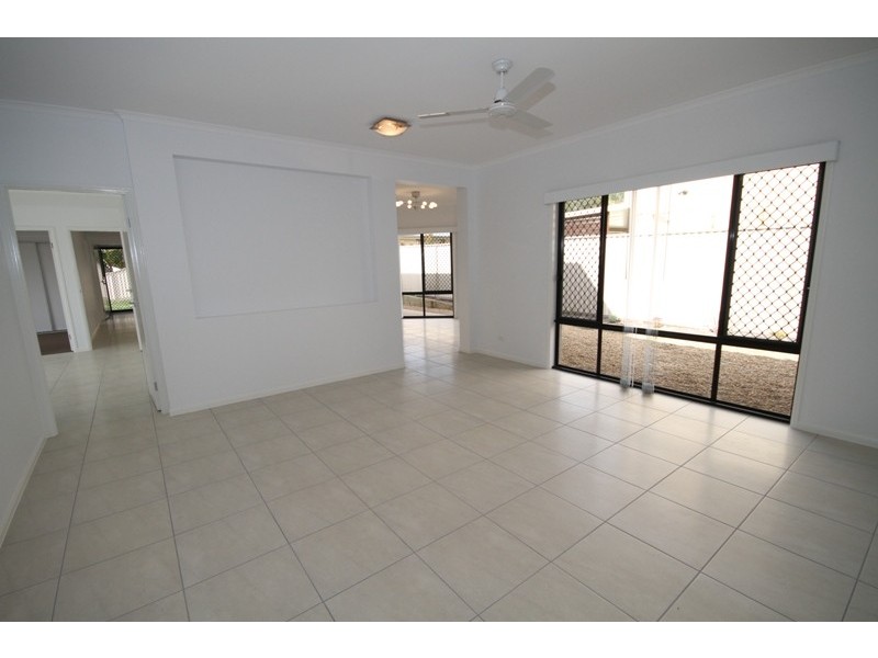 1 Sandalwood Close, Mackenzie QLD 4156