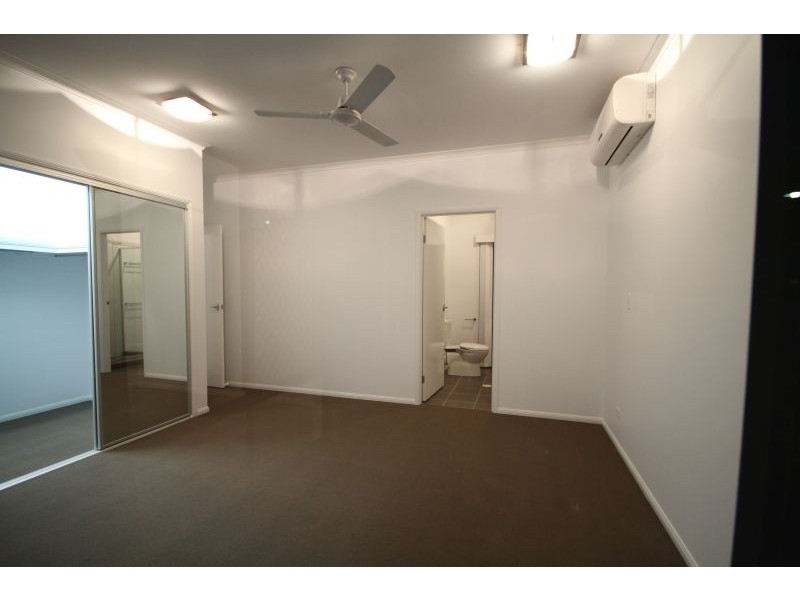 1 Sandalwood Close, Mackenzie QLD 4156