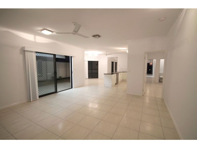 1 Sandalwood Close, Mackenzie QLD 4156