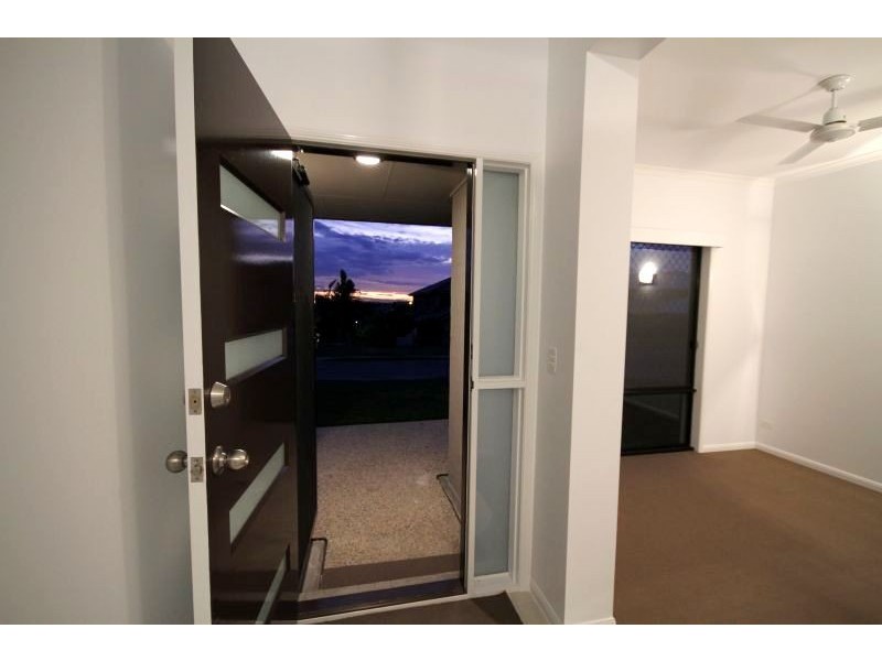 1 Sandalwood Close, Mackenzie QLD 4156