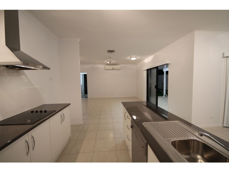 1 Sandalwood Close, Mackenzie QLD 4156