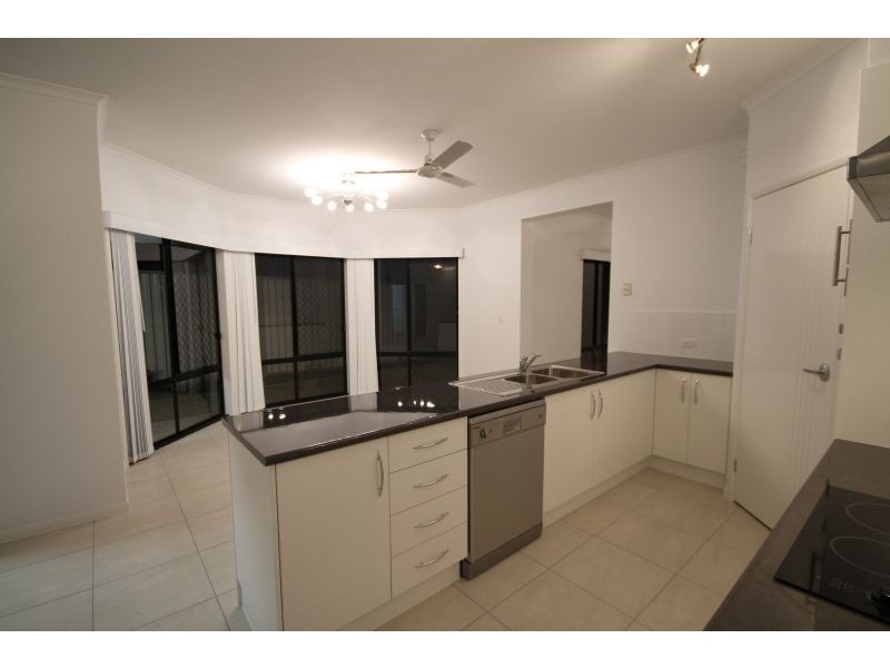 1 Sandalwood Close, Mackenzie QLD 4156