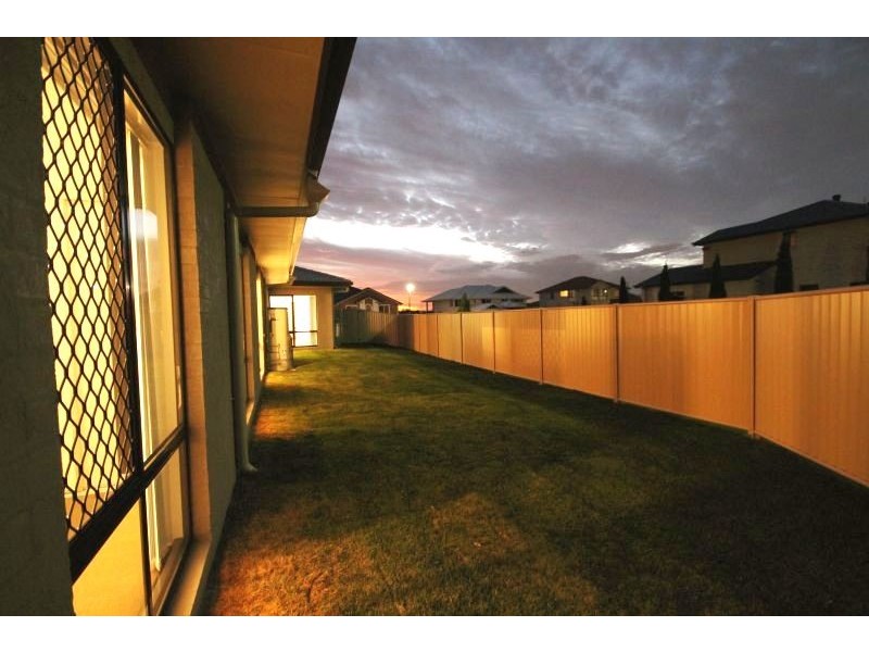 1 Sandalwood Close, Mackenzie QLD 4156