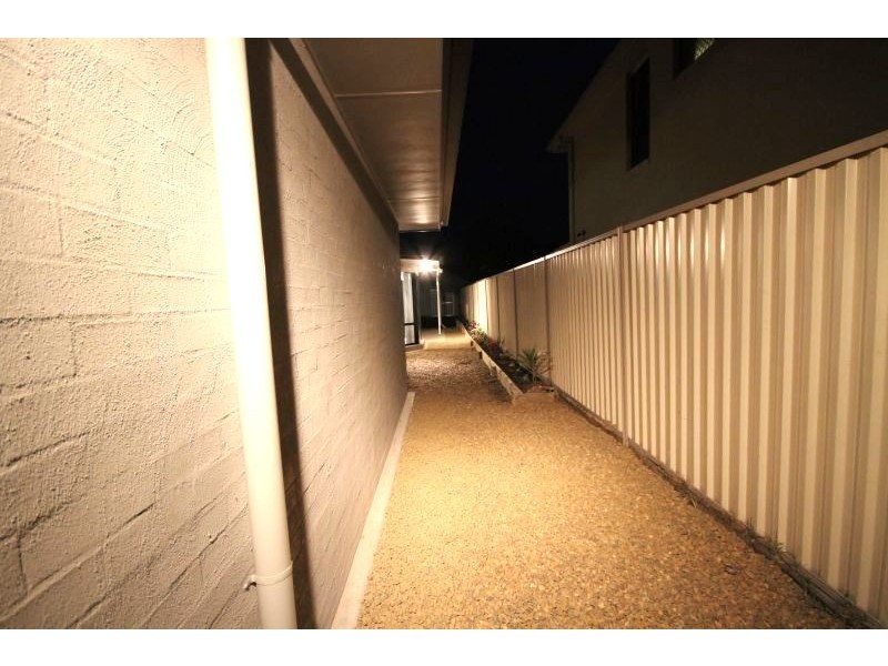 1 Sandalwood Close, Mackenzie QLD 4156